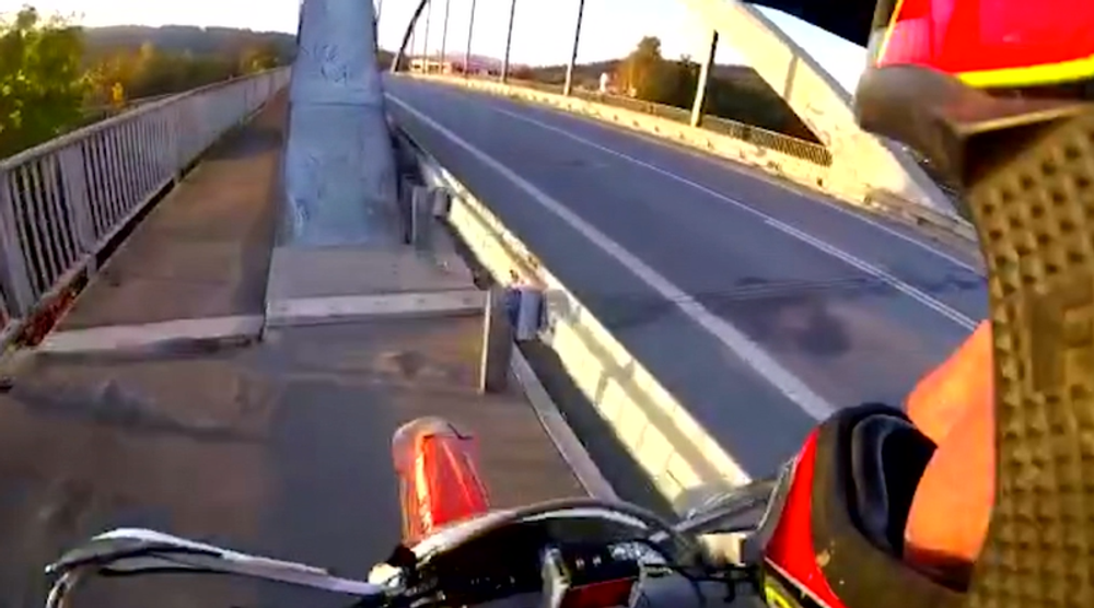 Kaskadérsky kúsok, z ktorého až mrazí. Video si zaslúžilo pozornosť celého internetu, ale aj polície