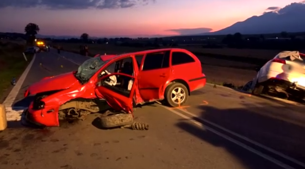 Jeden mŕtvy, traja ťažko a traja ľahko zranení. Toto je výsledok zrážky troch áut