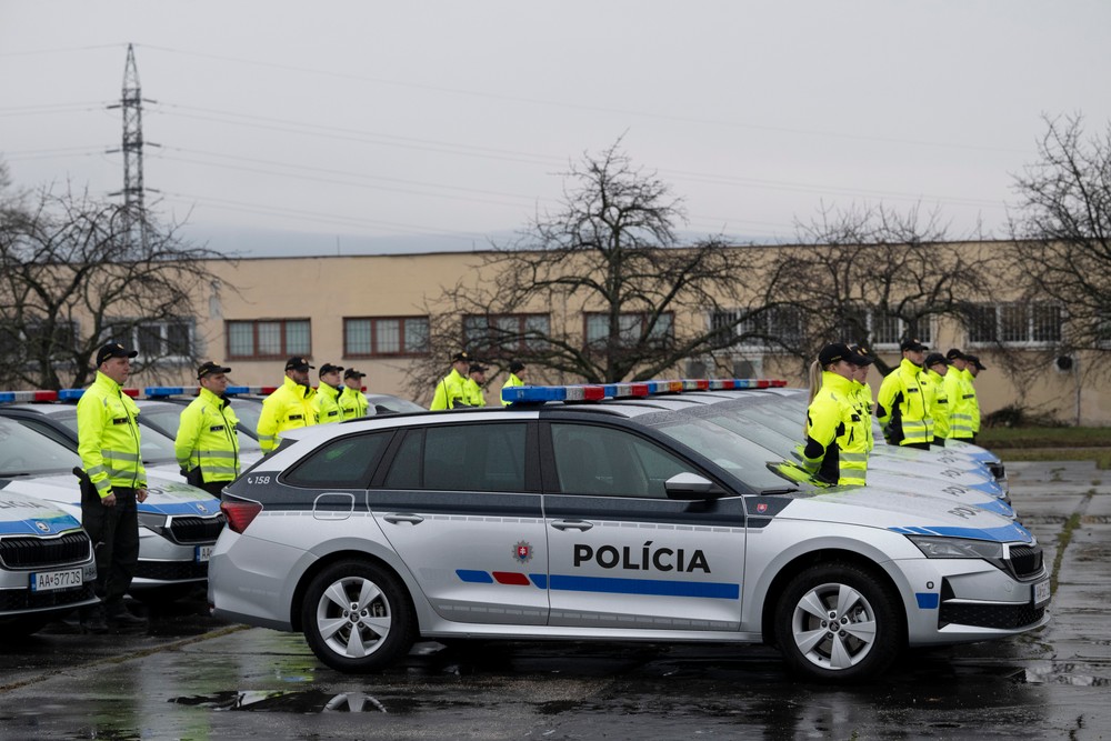 Nové vozidlá Škoda Oktávia, ktoré odovzdali policajtom dopravnej polície Slovenskej republiky