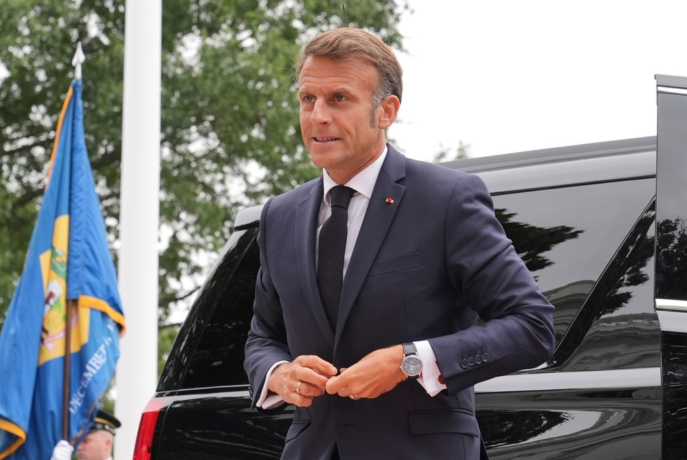 Emmanuel Macron v Bielom dome 