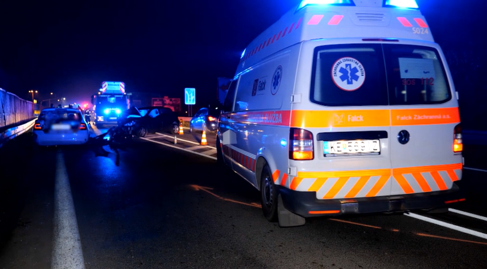 Na rovnom úseku v Bytči došlo k čelnej zrážke. V protismere sa náhle zjavilo protiidúce auto 