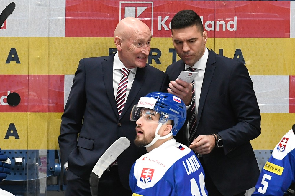 Craig Ramsay, jeho asistent Peter Frühauf a uprostred Róbert Lantoši počas zápasu Slovensko – Nórsko na domácom turnaji Kaufland Cup v Bratislave
