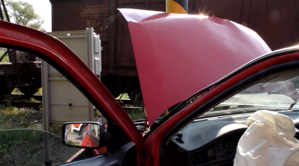 Aby sa vyhol čelnej zrážke, strhol volant. Len metre ich delili od vlakovej trate