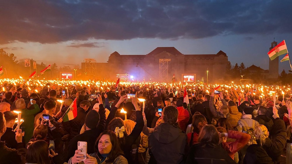 Mítingy Fideszu a TISZA deň pred voľbami v Maďarsku