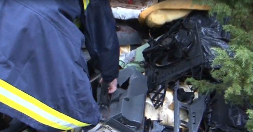 Turisti našli uprostred lesa čiernu skládku s auto-dielmi. Palubná skrinka ukrývala nečakaný obsah