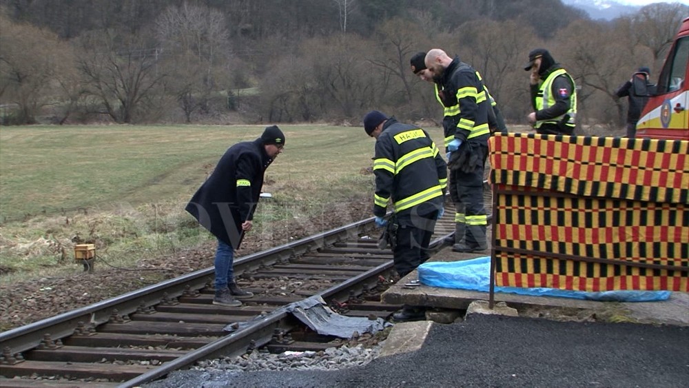 Vlak zachytil muža, ktorý stál príliš blízko pri železničnom priecestí