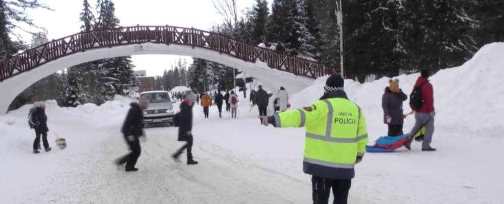 Pekné počasie lákalo turistov na prechádzku 