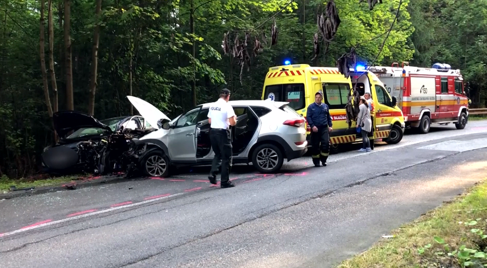 Vážna dopravná nehoda pre kŕč v nohe. Vodička vošla do protismeru aj s dvoma deťmi v aute