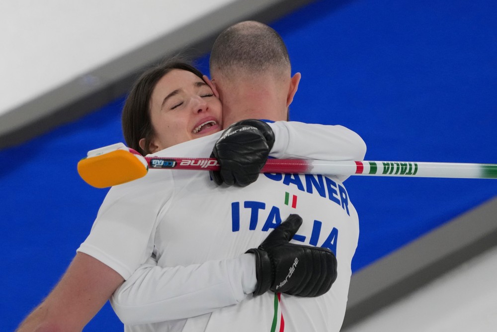 Talianski reprezentanti v curlingu Amos Mosaner a Stefania Constantini