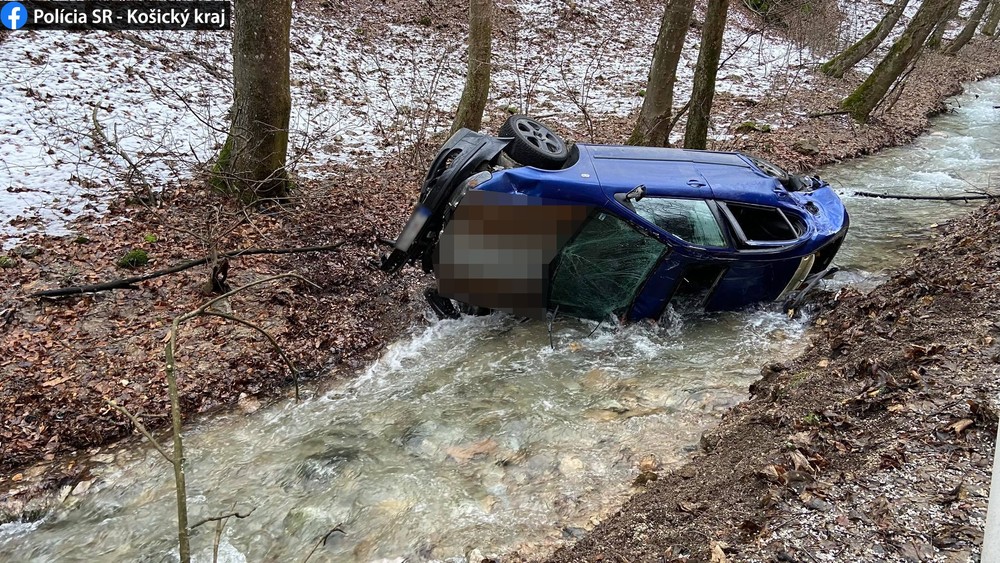 Auto skončilo v potoku