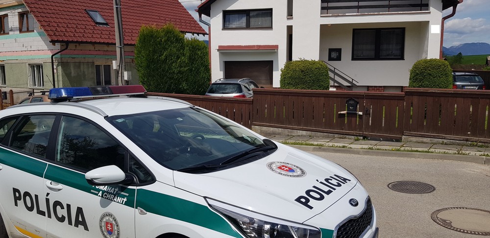 V záhrade domu našli obhorené telo