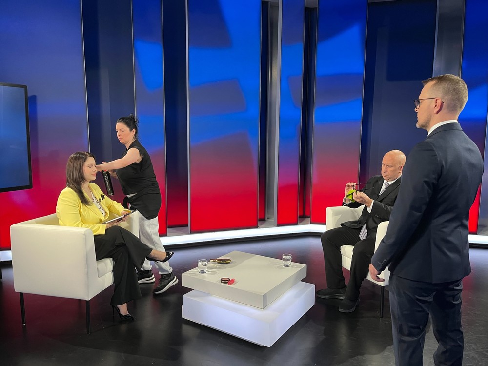 Politika 24 s ministrom dopravy Rážom