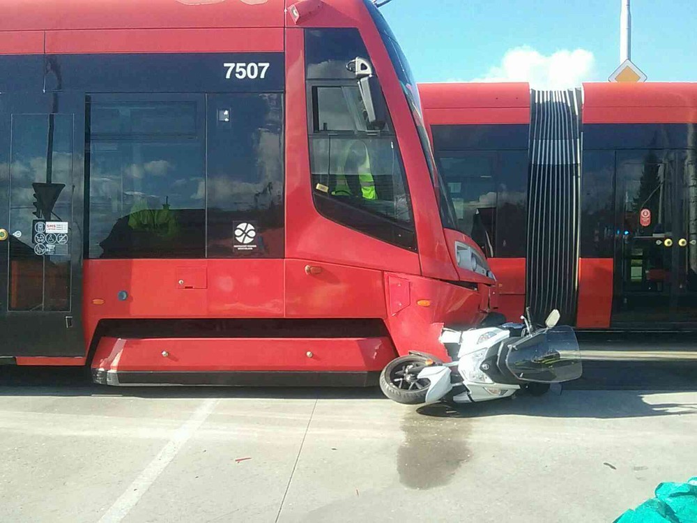 Zrážka električky a motorkára