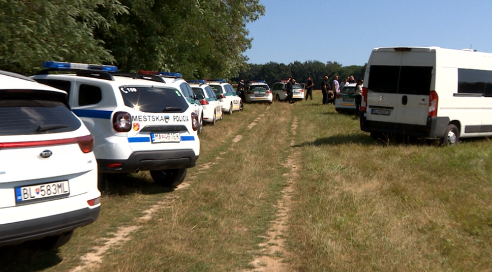 V lesoch na Záhorí objavili miestni desiatky utečencov, pátral po nich aj vrtuľník 