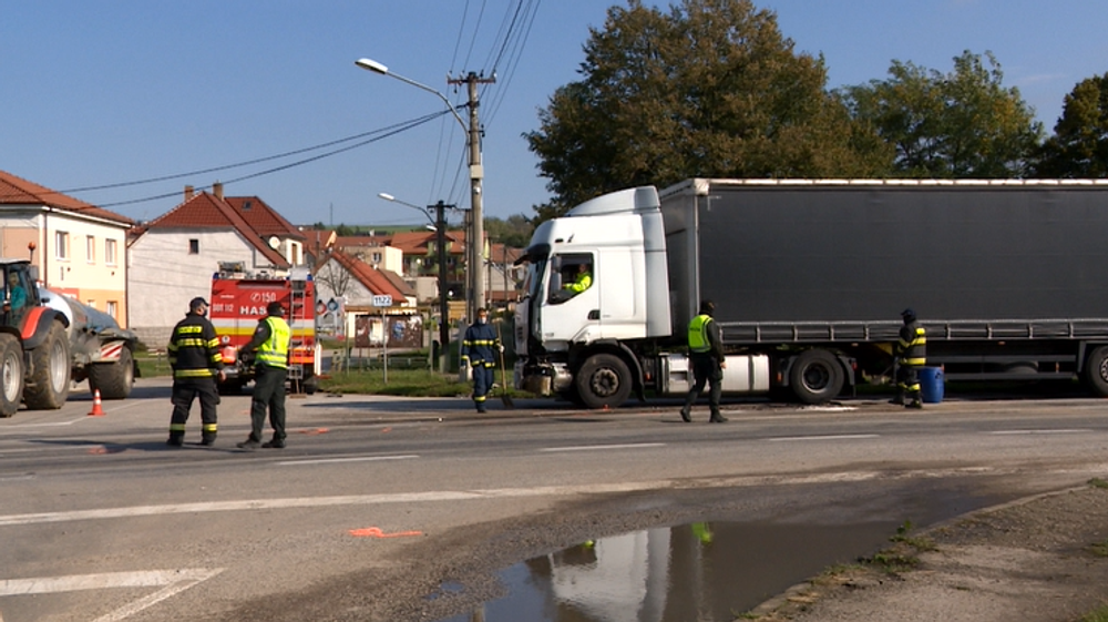 Vážna nehoda na Záhorí. Po náraze do kamióna odhodilo auto pod náves druhého kamionistu