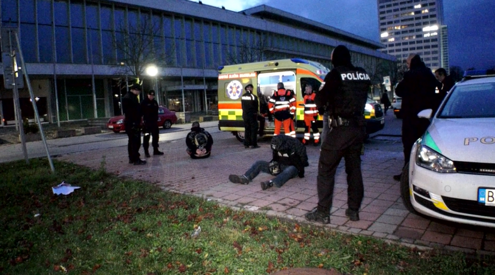 Protidrogový zásah pred očami desiatok ľudí. Medzi zadržanými skončil aj niekdajší černákovec Sklíčko