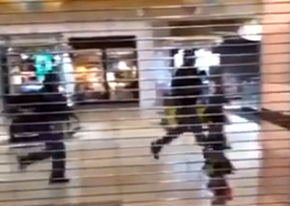 Streľba v nákupnom centre.  Strelec za sebou zanechal množstvo obetí a antiimigrantský odkaz