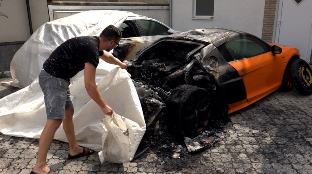 Dvaja maskovaní muži podpálili luxusné auto