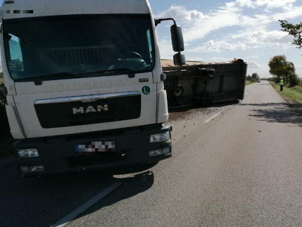 Neďaleko Šale vietor prevrátil príves na nákladnom aute