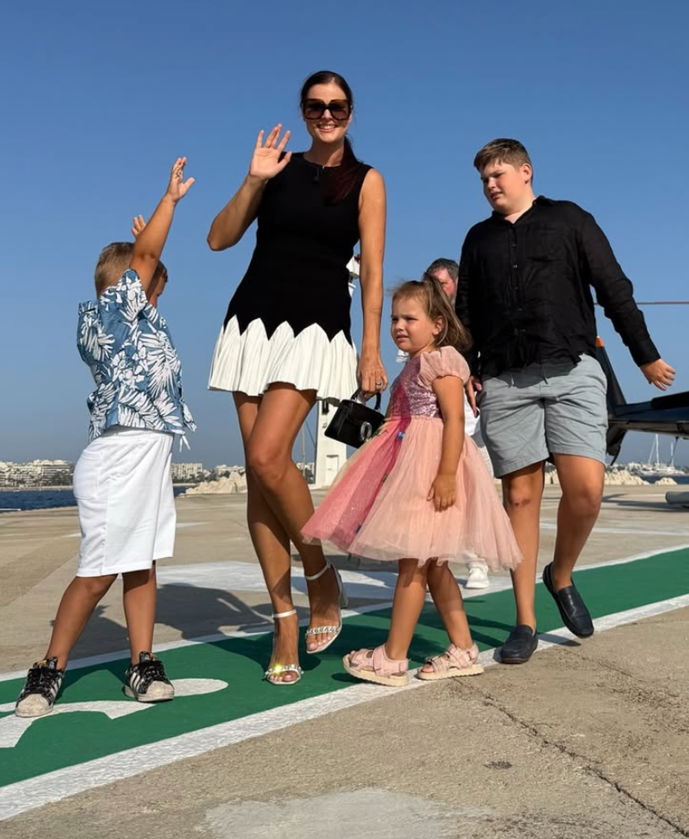 Ornella Koktová s rodinou