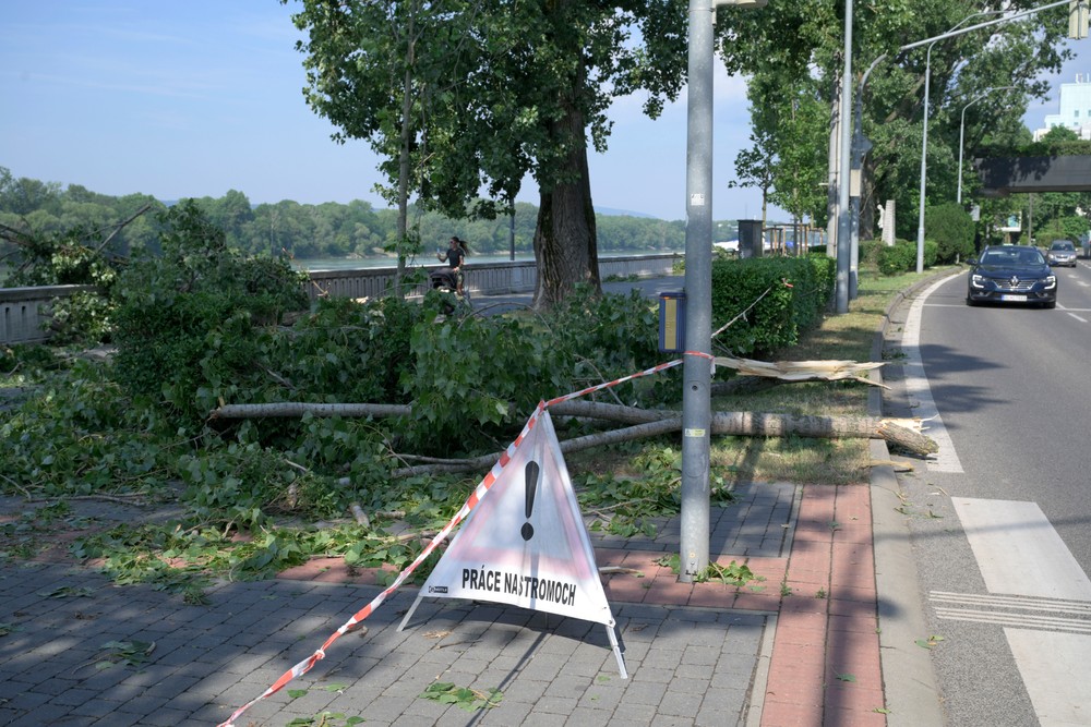 Búrka v BA
