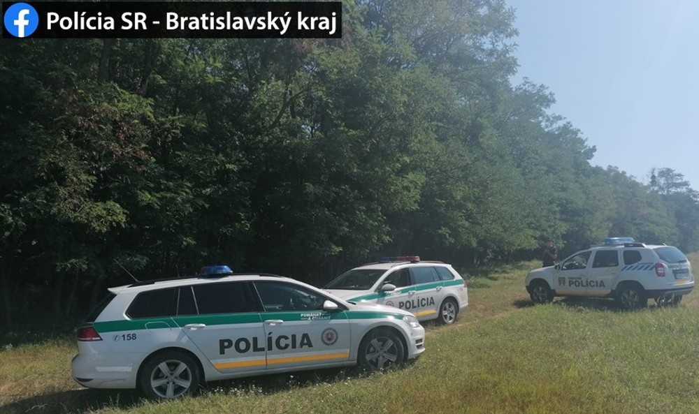 Pri Malackách našli veľkú skupinu migrantov, policajti zadržali takmer tridsať ľudí 