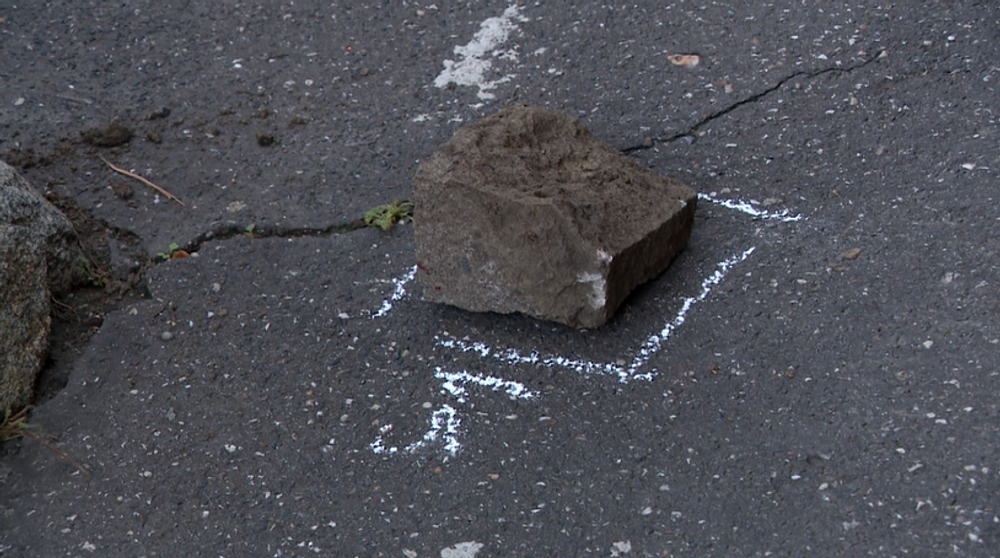 Strach, panika a obrovský šok! Besniaci muž hádzal kamene do áut za plnej premávky