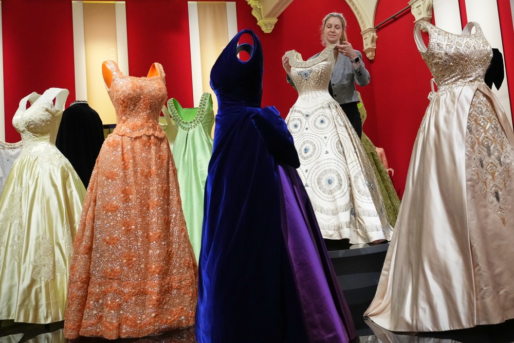 Výstava šiat kráľovnej Alžbety II. v Londýne