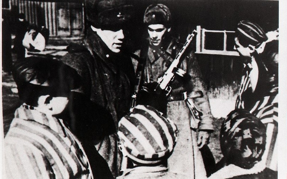 Momentka z tábora Auschwitz-Birkenau po príchode Červenej armády