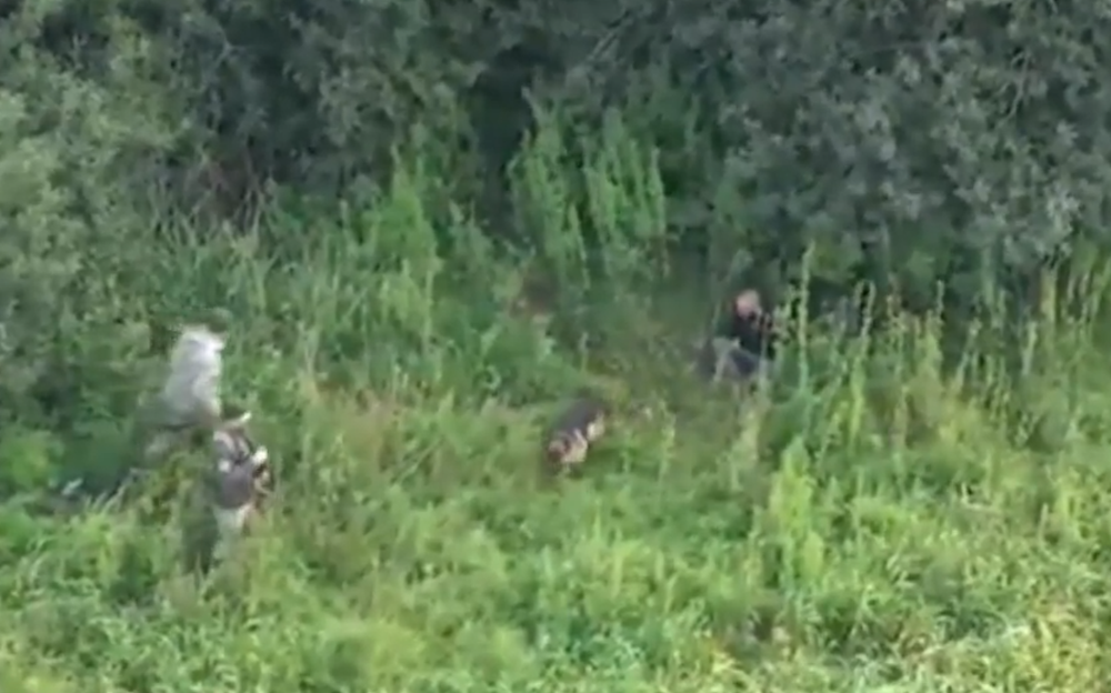 Dron pri policajnom zásahu na hraniciach odhalil nelegálneho migranta