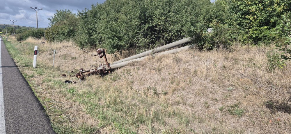 Traktorista narazil do elektrického stĺpu 2