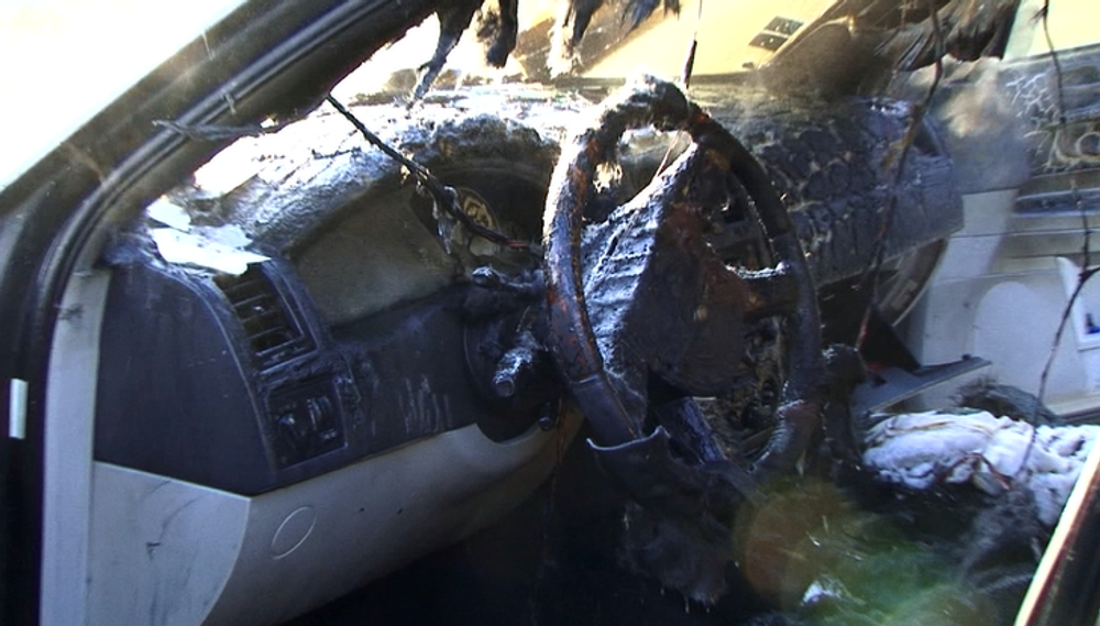 Mladej žene začalo horieť auto počas jazdy. Pred plameňmi sa snažila uniknúť aj so svojim dieťaťom