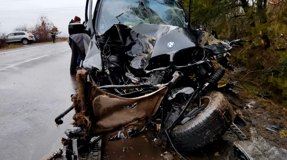 Auto s troma deťmi dostalo šmyk, rodinu po havárii odviezli z miesta záchranári 