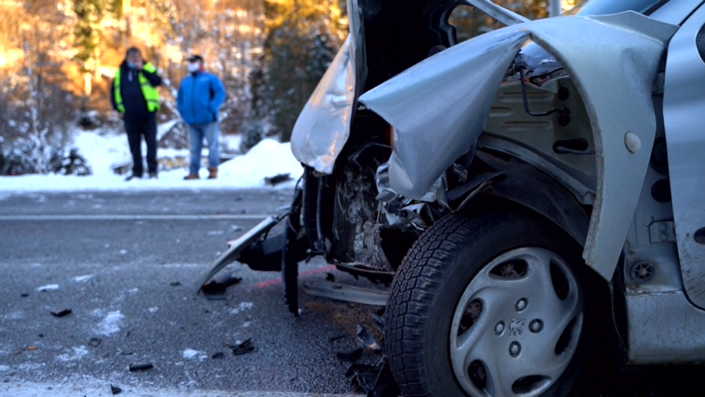 V Hnileckej doline sa čelne zrazili osobné auto a kamión naložený drevom