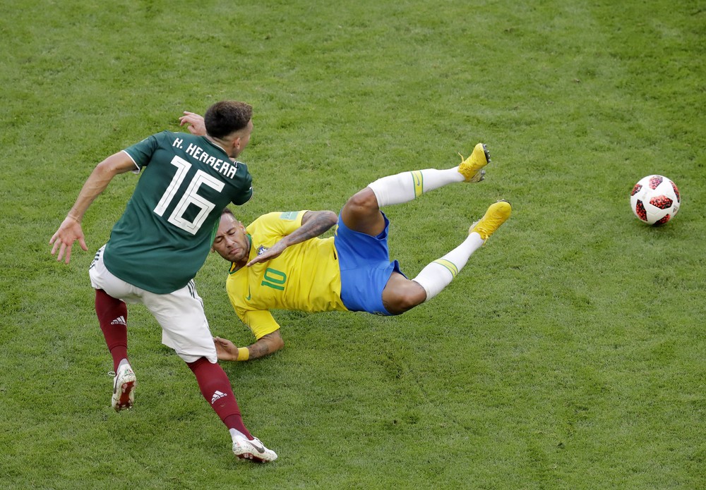 Neymar n atrávniku počas zápasu s Mexikom