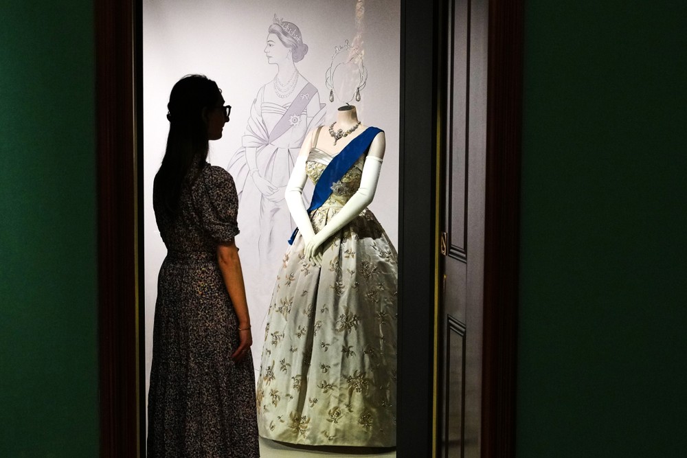 Výstava šiat kráľovnej Alžbety II. v Londýne