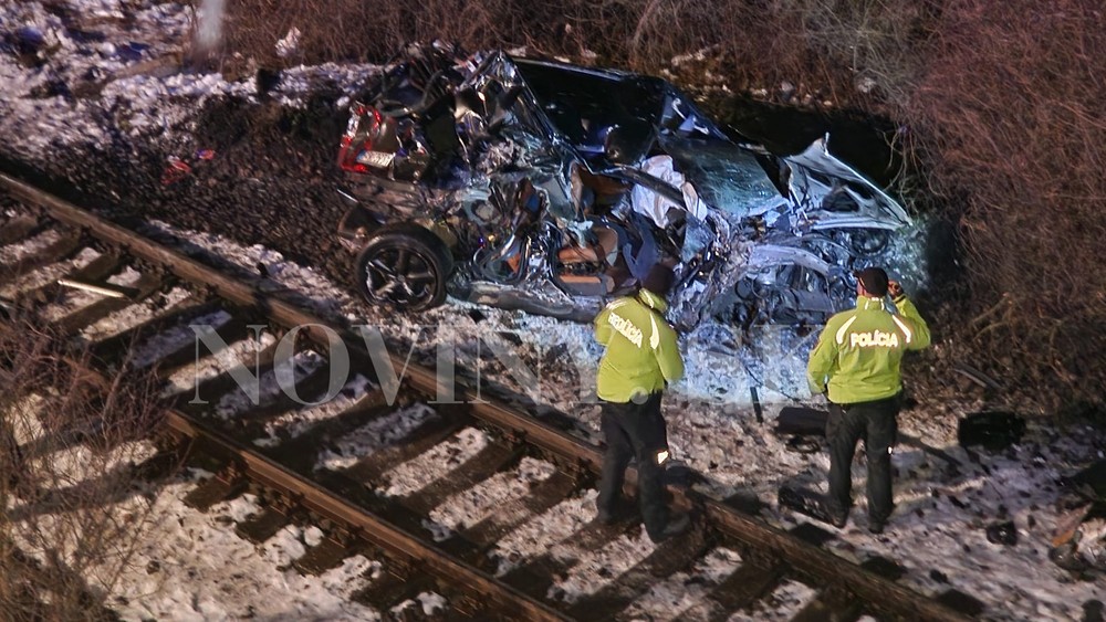 Auto spadlo z mosta na trať