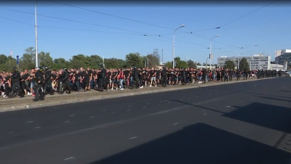 Súboj tradičného derby neskončil len na trávniku. Zápas opäť sprevádzalo primitívne chovanie fanúšikov
