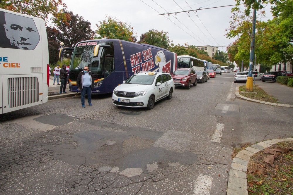 Hokejisti zablokovali úrad vlády. Opatrenia definitívne pochovajú slovenskú ligu, odkazujú vláde 