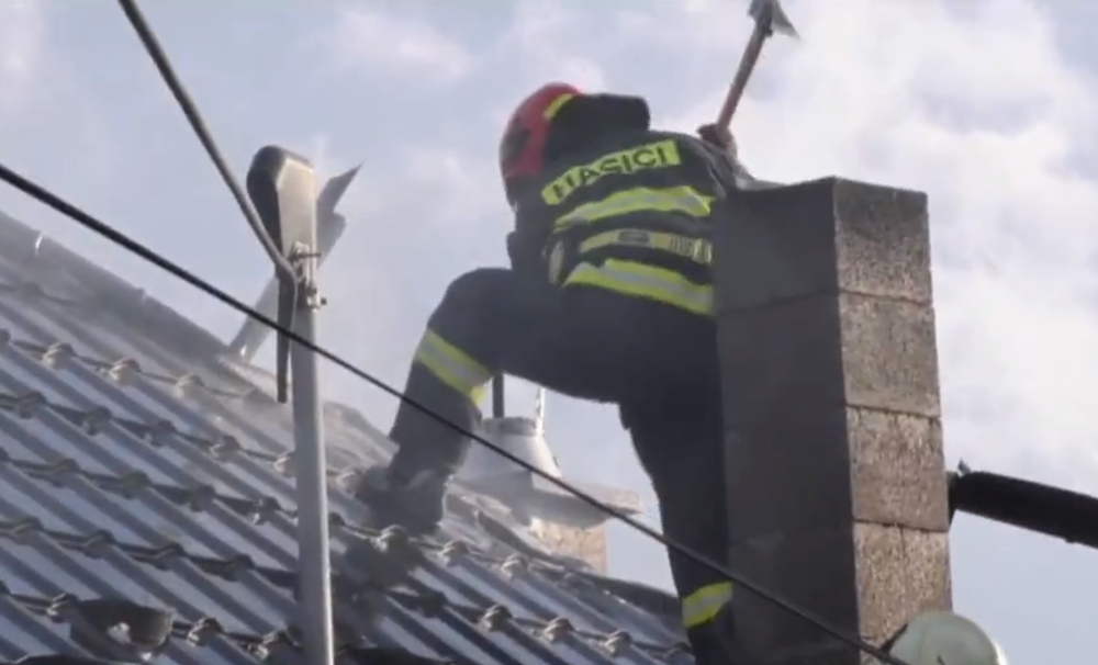 Strecha v plameňoch: Pomoc hasičov z okolia Sniny potreboval ich vlastný kolega 