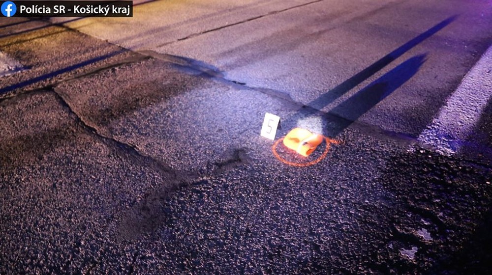 Dve nočné nehody skončili tragicky. O život prišiel chodec i vodič