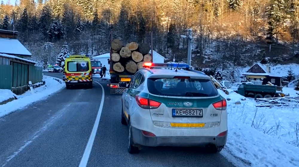 V Hnileckej doline sa čelne zrazili osobné auto a kamión naložený drevom