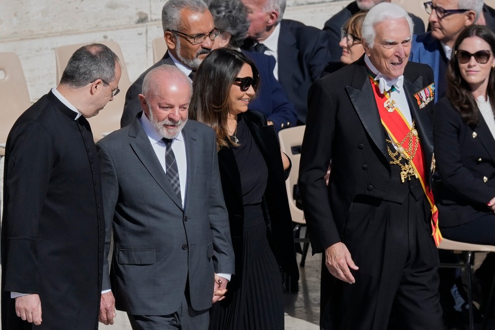 Brazílsky prezident Luiz Inacio Lula da Silva (druhý zľava) a prvá dáma Janja Lula da Silva