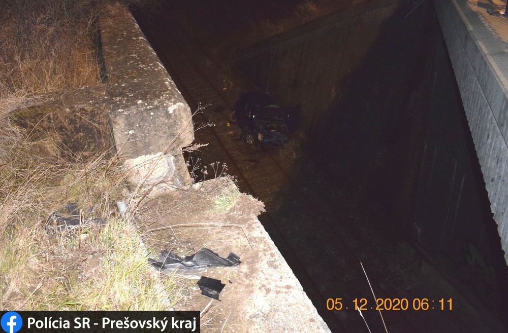 Opitý vodič prežil pád z desaťmetrovej výšky