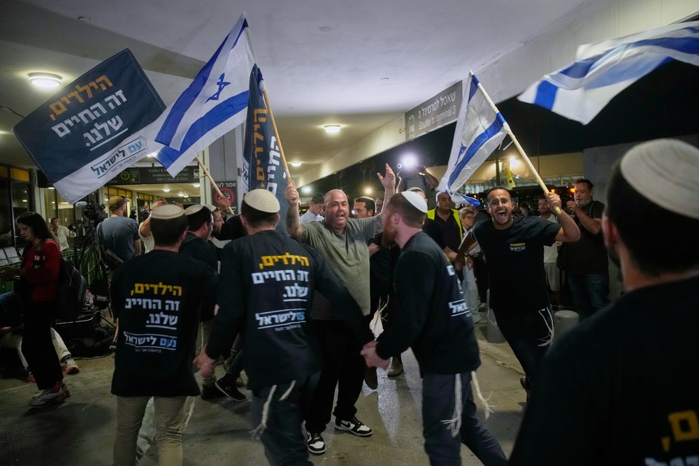 APTOPIX_Israel_Mideast_Emergency_Landing716549