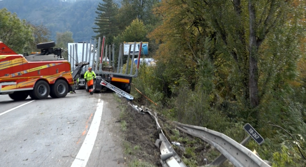 Nehoda kamióna zablokovala cestu pri Strečne, vodič skončil v policajnej cele
