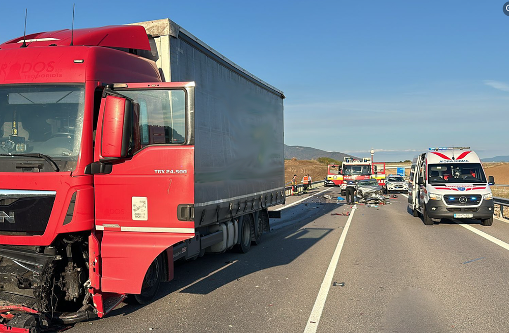 Zrážka osobného auta s dvoma kamiónmi 