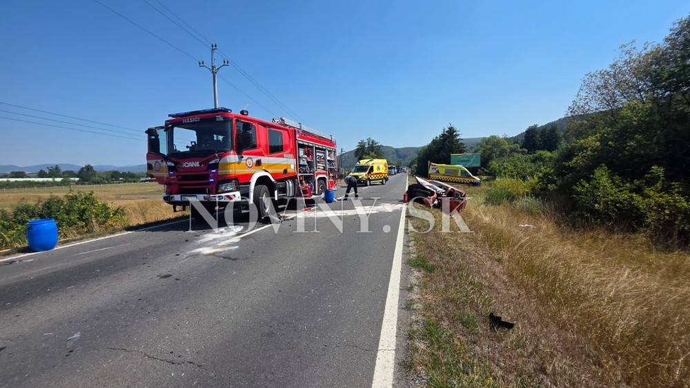 Prevozová sanitka sa zrazila s osobným autom