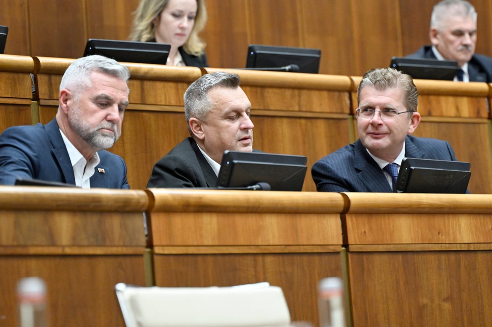 Rokovanie parlamentu o návrhoch na odvolanie viacerých ministrov a na vyslovenie nedôvery vláde