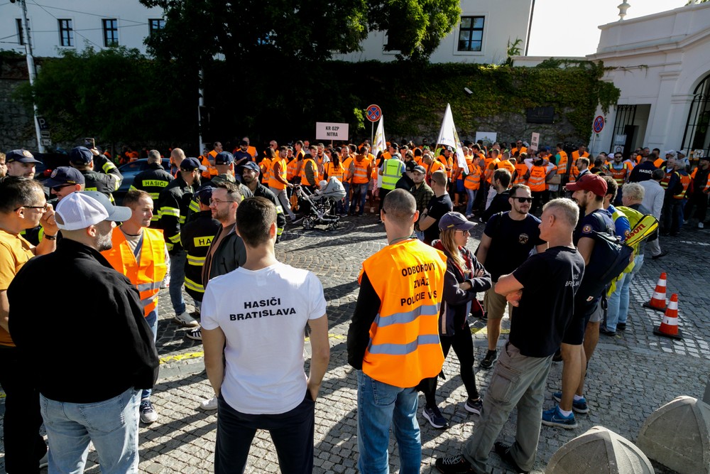 Zhromaždenie Odborového zväzu polície pred budovou parlamentu v Bratislave